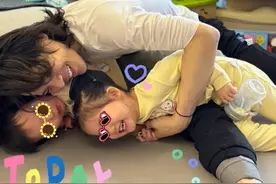 郭碧婷出差向佐独自带娃，豪宅客厅意外曝光，满地玩具一片狼藉图片