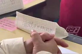 孩子没得到奖状给妈妈写纸条：妈妈我没奖状，你别生气……图片