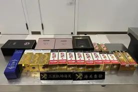 2旅客携带茅台酒15瓶、洋酒6瓶，选择“无申报通道”进境，被三亚机场海关查获图片