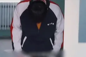 "搞笑剧情：裤子崩破男孩的尴尬冒险之旅"图片