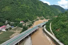陕西柞水高速公路桥梁垮塌事件：已确认坠河车辆25辆、遇难38人、失联24人图片