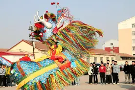 黄骅市齐家务中学“非遗课堂”开班啦 学生踩着高跷跳起“麒麟舞”图片