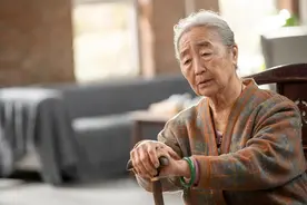 照顾老年痴呆婆婆，我亲眼目睹了婆婆从发病到离世整个渐进过程图片
