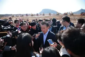 80后县长让王健林把利润全留在丹寨县，后来他的仕途如何？图片