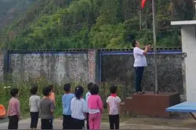 广西一乡村小学升旗仪式意外走红！学校唯一的教师这样说……图片