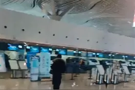 61岁女子在飞机上突然昏迷后离世，航空公司回应！图片