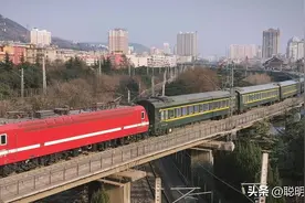 Z208次列车由长沙开往天津，全程运行1699公里，平均速度110km/h图片