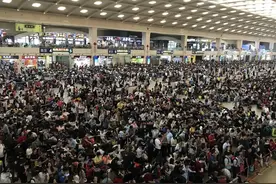 闹心了！多趟高铁因大雪停车 ，旅客冻的瑟瑟发抖。图片