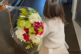 恭喜！42岁陈法拉二胎得子，女儿捧花送给妈妈，一家四口晒幸福照图片