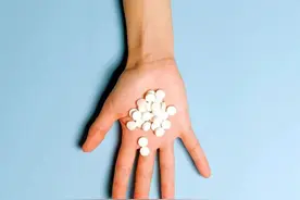 ​宁愿难受挺着，也不去医院看病？抑郁症拒绝就医怎么办？图片
