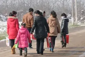 过年，为什么不爱在亲戚家吃饭了？老传统要坚持吗？图片