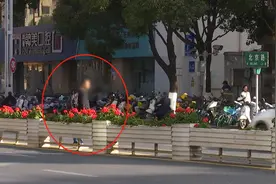 又双叒叕来了~这样过马路真的很危险！图片