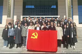 内蒙古自治区统计局赴内蒙古军区军史馆参观学习图片