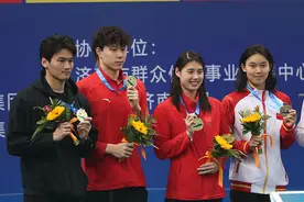 全国游泳冠军赛男女混接比赛异常精彩，潘展乐一男追七女险些上演奇迹图片