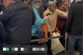太夸张！上海又现通宵排长队，“限量就100个”，年轻人抢不过阿姨爷叔……多地紧急喊停图片