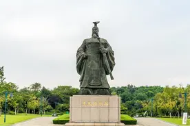 刘邦曾做过泗水亭亭长，这个亭长在现代是个多大的官？图片