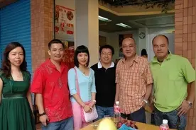 83岁的香港男星卢海鹏与大陆侄子卢俊宇，虽为伯侄却显得关系生疏图片