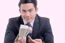成年男人一定要明白：男人没钱不如鬼，高汤没盐不如水图片
