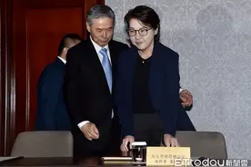 “蓝白会”4人着西装出席！金溥聪帮黄珊珊拉椅子展现善意图片
