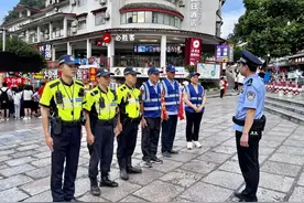 【阳朔人 阳朔事】“蓝帽子”志愿者服务队 为旅游秩序添彩护航图片