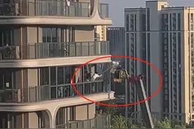 杭州一小区工人高空作业时遭业主喷水，官方：当时正拆除业主违建，工人无大碍 律师：重则可追究业主刑事责任图片