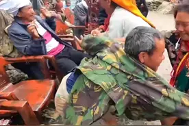 尼泊尔偏远山区抢亲习俗，一群女性疯狂争抢单身汉，回家生孩子。图片