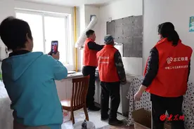 修水管、刮腻子、换灯泡，社区居民给这群地铁人竖起大拇指图片