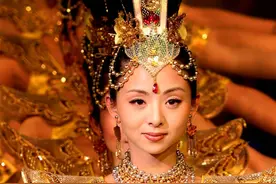 当年春晚“千手观音”聋哑人领舞，被富商苦追8年，如今成了这样图片