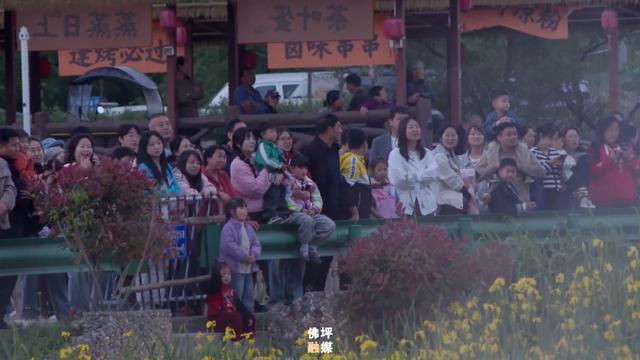 走T台、水幕秀、打铁花......这个“五一”王家湾村太会“玩”→