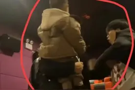 下跪事件后续！夫妻报警：不放过那大学生，学生的老师都被喊出来图片