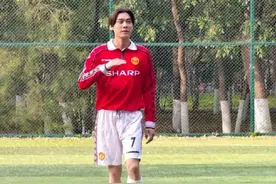 李易峰近照曝光,和友人踢足球,留中分发型露出额头,变丑了图片