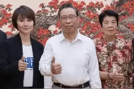 钟南山罕见携妻亮相，身姿挺拔精神矍铄，87岁夫人满头黑发气质佳图片