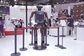 节卡首款人形机器人亮相工博会图片