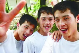 山东“最牛”三胞胎：高考考出连号分上同所211，十年后同天成婚图片