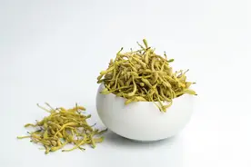 一味中药【金银花】清热解毒，凉血化瘀，一鼓作气赶走痛风！图片