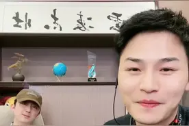 “王思聪”现身衣哥直播间！粉丝瞬间嗨翻，王校长全程扮酷~~图片