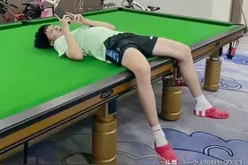 王楚钦看到人家说争取安排他跟奥沙利文打球，他马上出现在评论区图片