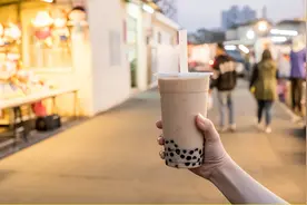 倒闭14万家！年赚22亿顶流奶茶店被挂条幅控诉：加盟已倾家荡产图片