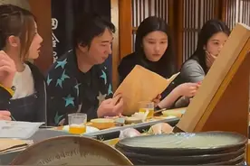 37岁王思聪在日本，带三个美女去吃烧烤，大吃大喝，花钱毫不手软图片