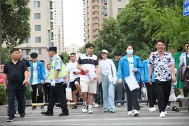 女生高考完激动落泪：再也不会有比读书更简单、只需靠努力的事情了图片