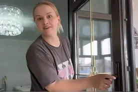 娜塔莎一家看车客络绎不绝，叔叔驾车被吓到手脚冰凉，头脑发胀图片