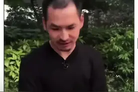 日本媒体采访涂靖国神社的铁头，被三句“八格牙路”气到面色发白图片