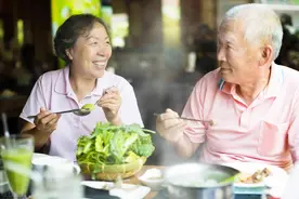 千万别戒盐？北大研究：吃咸点，老人会更长寿，是真的吗？听分析图片