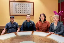 63岁郎平现身中餐厅！染红发+卷发年轻20岁，和73岁老公定居美国图片