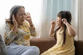 为何孩子越大，越不喜欢和奶奶亲近？心理学家这样解释，很有道理图片
