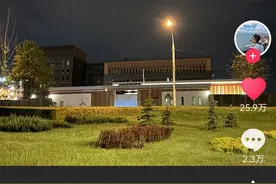 在外留学生想家时跑大使馆门口哭，评论区网友大破防图片