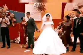 母子情缱绻，感动全场！婚礼上他们的拥抱对视，传递深情与温暖。图片