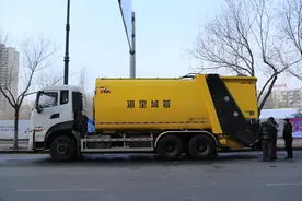 又添神器！新型移动对接式垃圾车正式上道图片