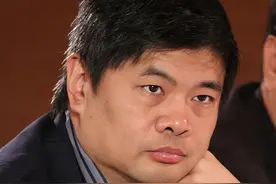 亿万富豪丁健为打发结发妻，给一亿分手费后抛弃家庭，娶了新欢！图片