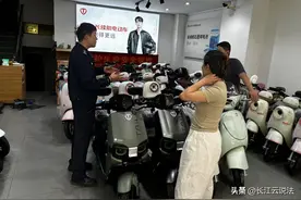 武汉东新交警深入辖区电动自行车门店查源头、强管理图片